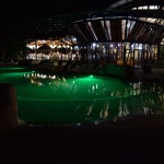 Het zwembad en de Kingfisher Bay Resort by night