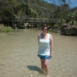 Cindy al pootje badend in Eli Creek op Fraser Island